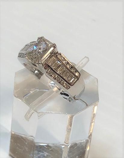 18KT WHITE GOLD 1.37CT CENTER DIAMOND RING WITH 1.00CTW DIAMOND SETTING