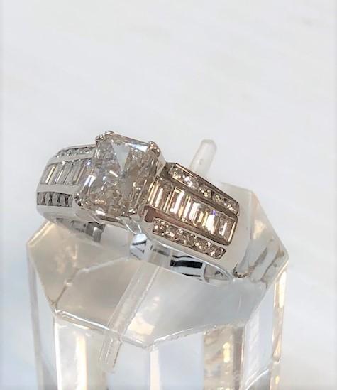 18KT WHITE GOLD 1.37CT CENTER DIAMOND RING WITH 1.00CTW DIAMOND SETTING