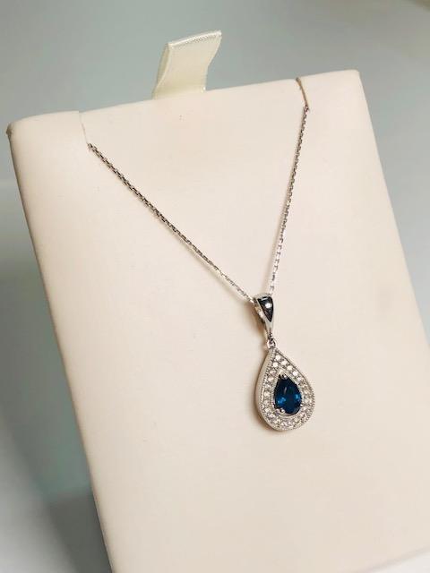 18KT WHITE GOLD 0.50CT SAPHIRE AND 0.15CTW DIAMOND PENDANT WITH CHAIN
