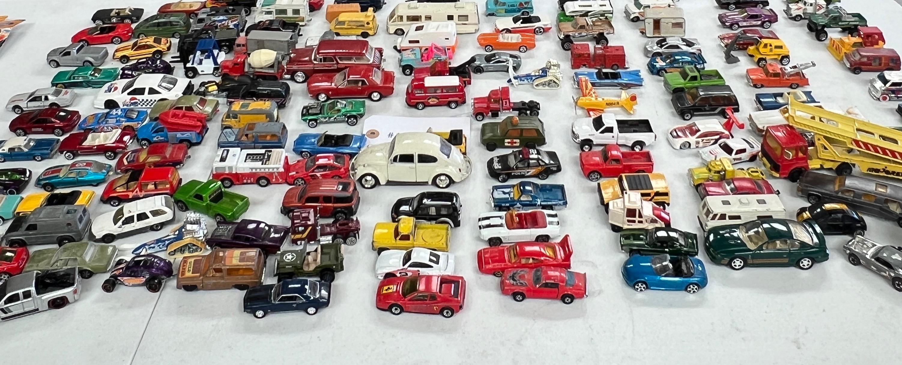 LARGE LOT OF VINTAGE HOTWHEELS & MATCHBOX CARS