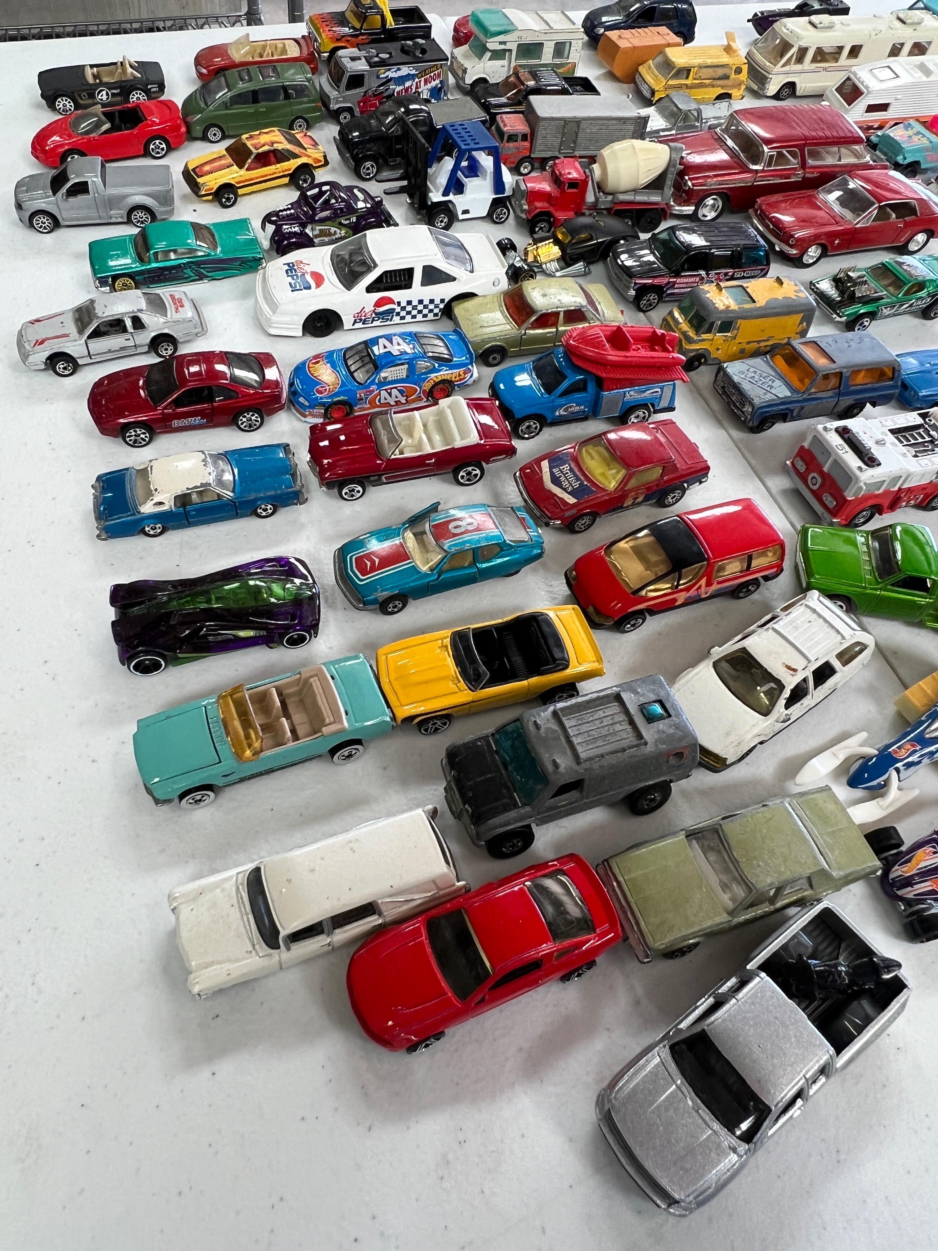 LARGE LOT OF VINTAGE HOTWHEELS & MATCHBOX CARS