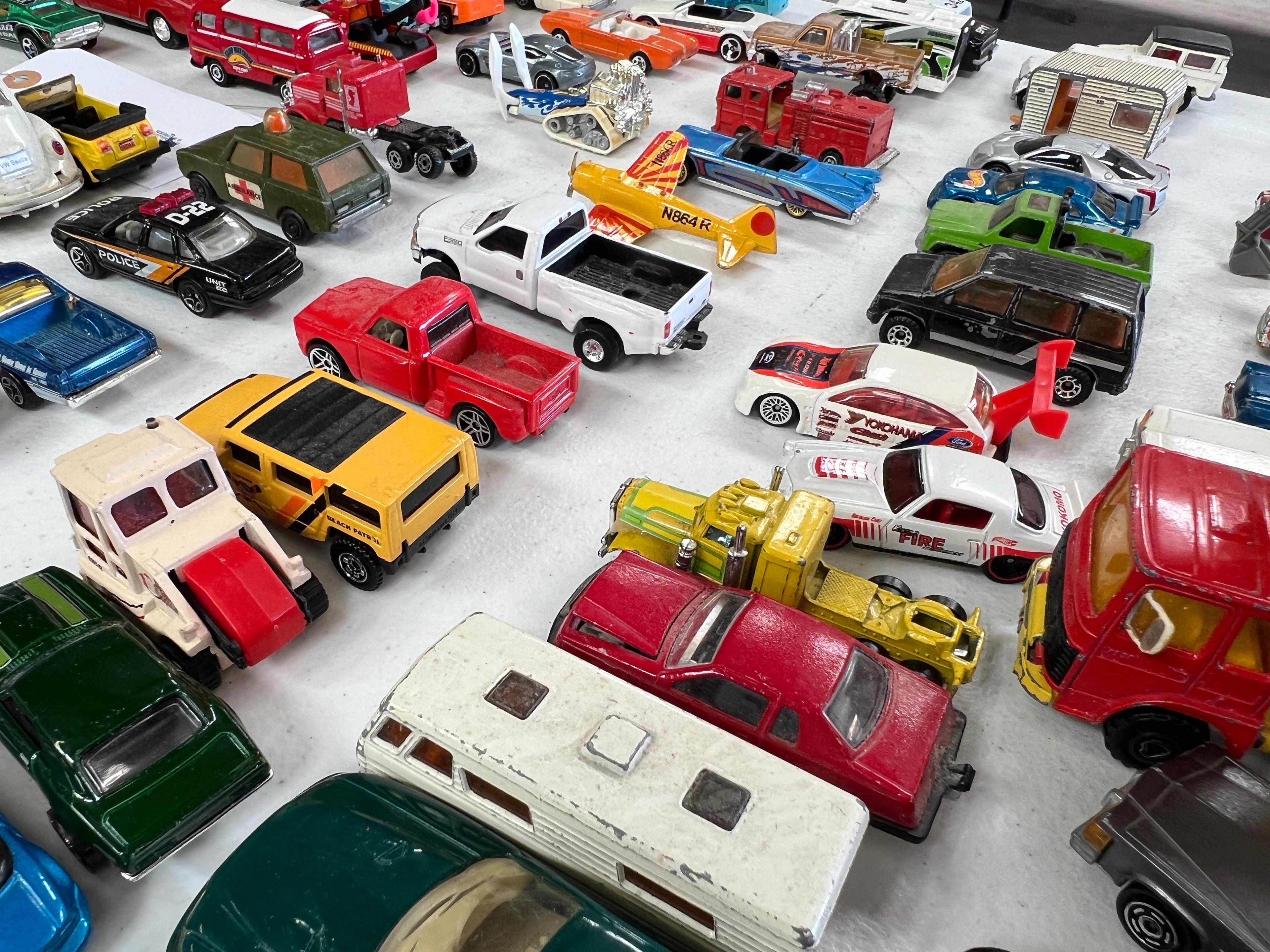 LARGE LOT OF VINTAGE HOTWHEELS & MATCHBOX CARS