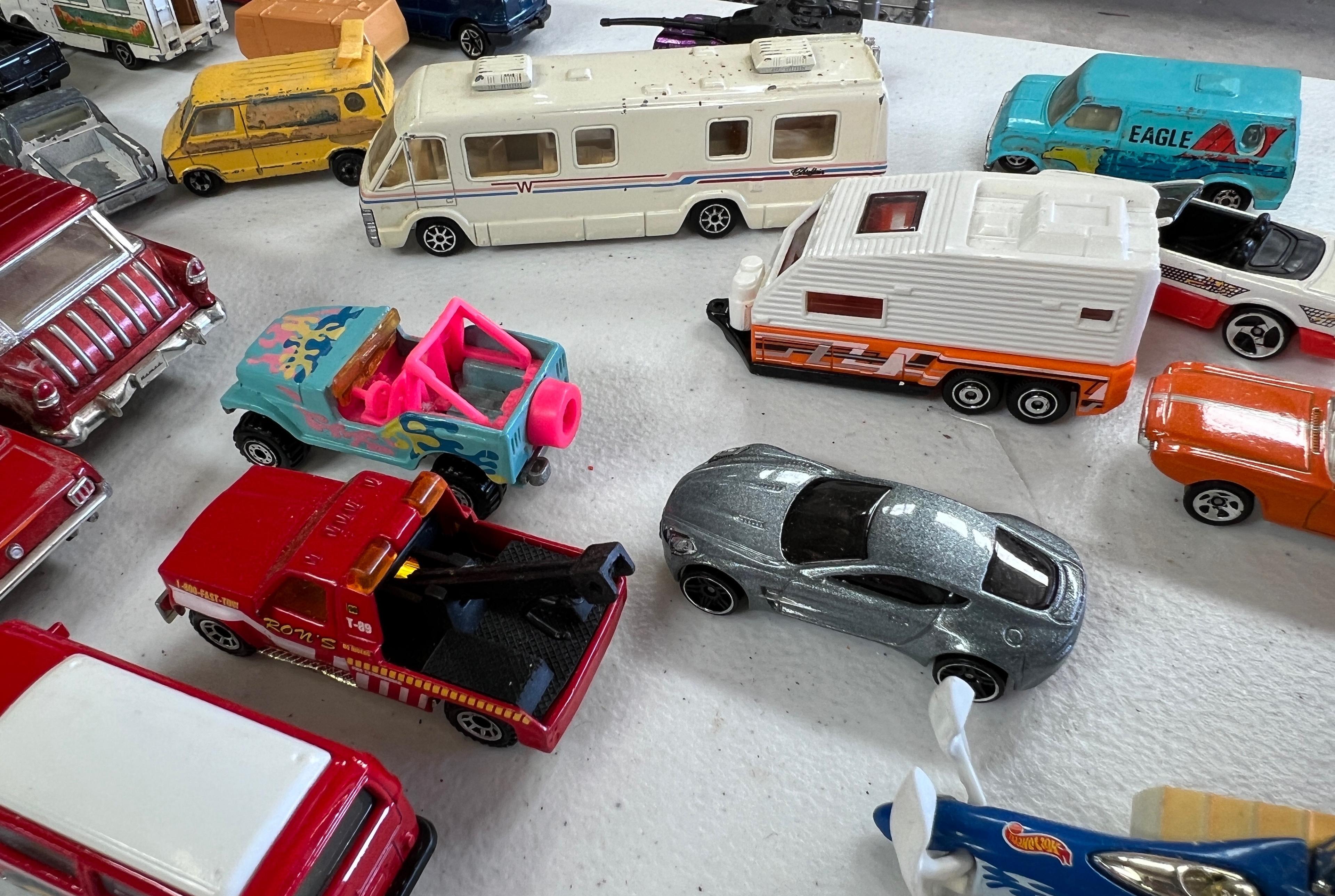 LARGE LOT OF VINTAGE HOTWHEELS & MATCHBOX CARS