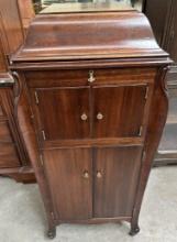VICTROLA BY VICTOR TALKING MACHINE CO.