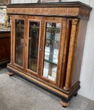 CLASSICAL STYLE 2-DOOR WALNUT & BURL ETCHED GLASS VITRINE CARVED W/ COLUMN ACCENTS