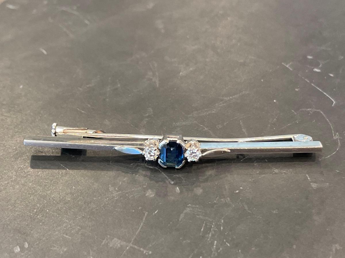 Bar pin w/sapphire, circa 1930.