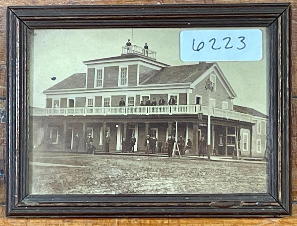 Photo Corvallis Hotel and Stage office. (1880)