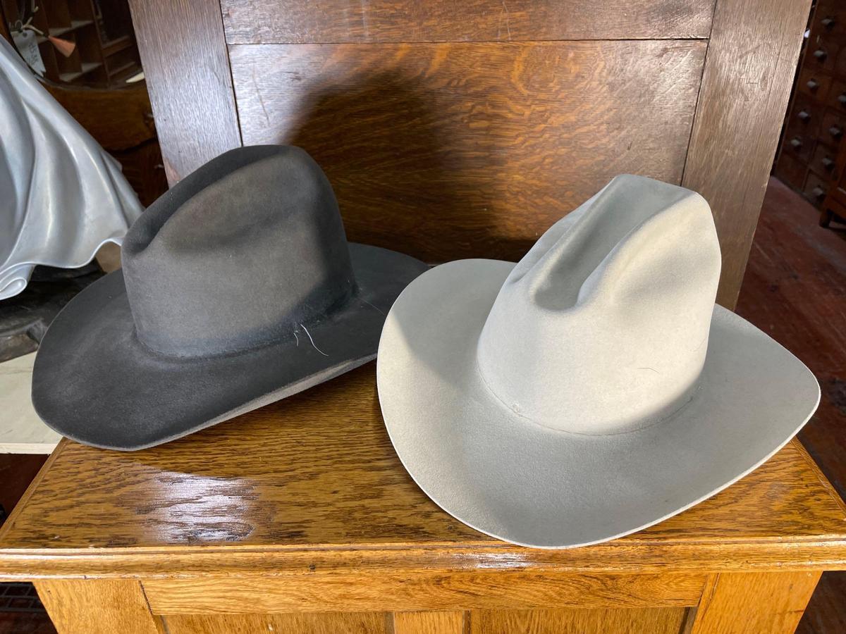 2 felt hats