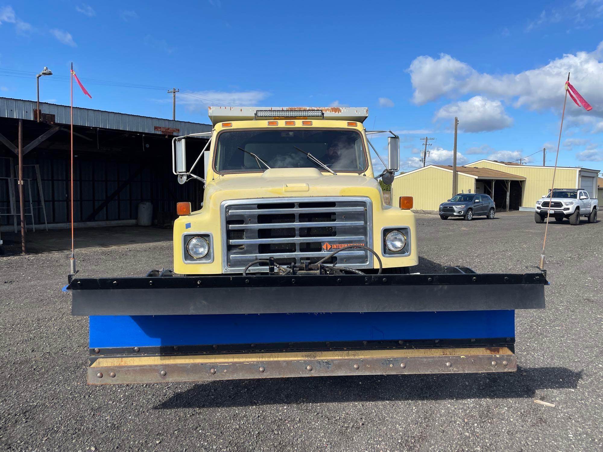 1988 Navistar International S1700 Dually Dumptruck w/ Snow Plow