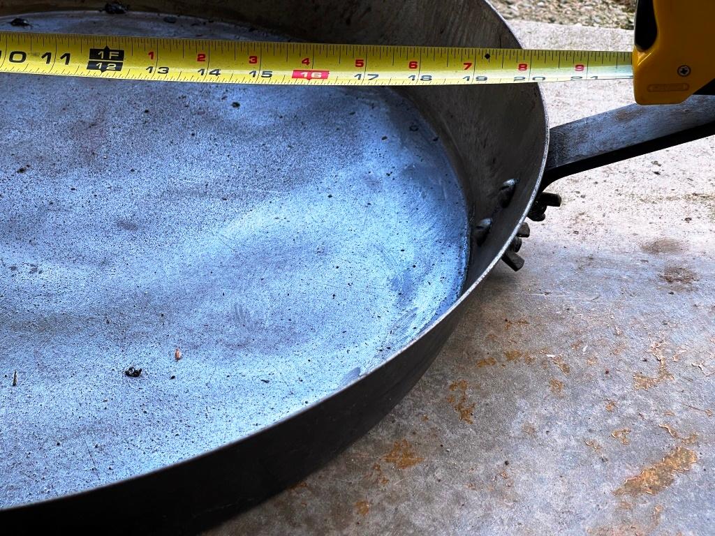 GIANT Fry Pan