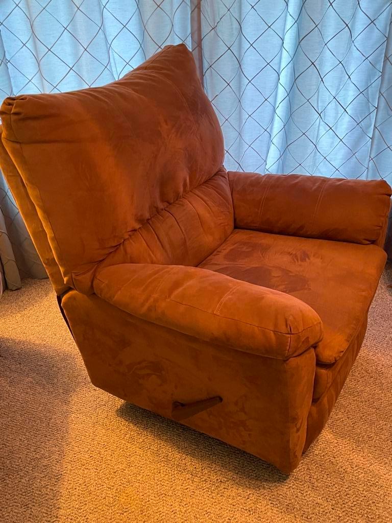 Single Swivel Rocker / Recliner