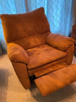 Single Swivel Rocker / Recliner