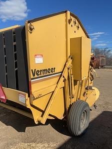 Vermeer 605h round baler