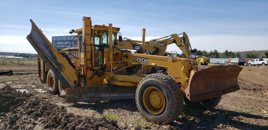 2001 John Deere 772ch Grader