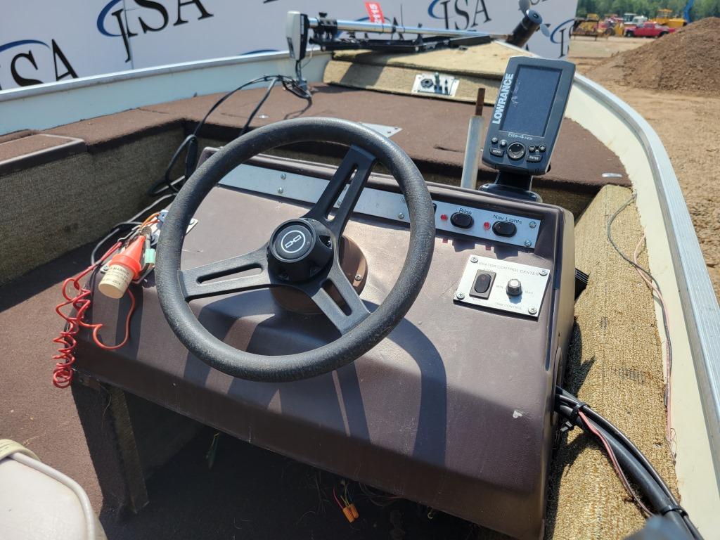 Bass Tracker Tournament V17 Boat