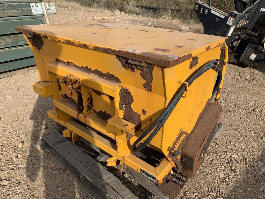 Trackless Mt Hydraulic Spreader Attachment