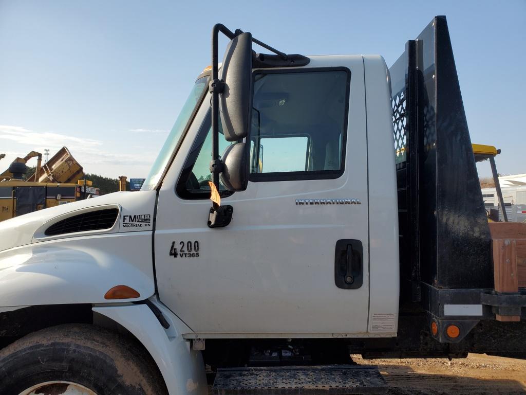 2006 International 4200 Flatbed Truck