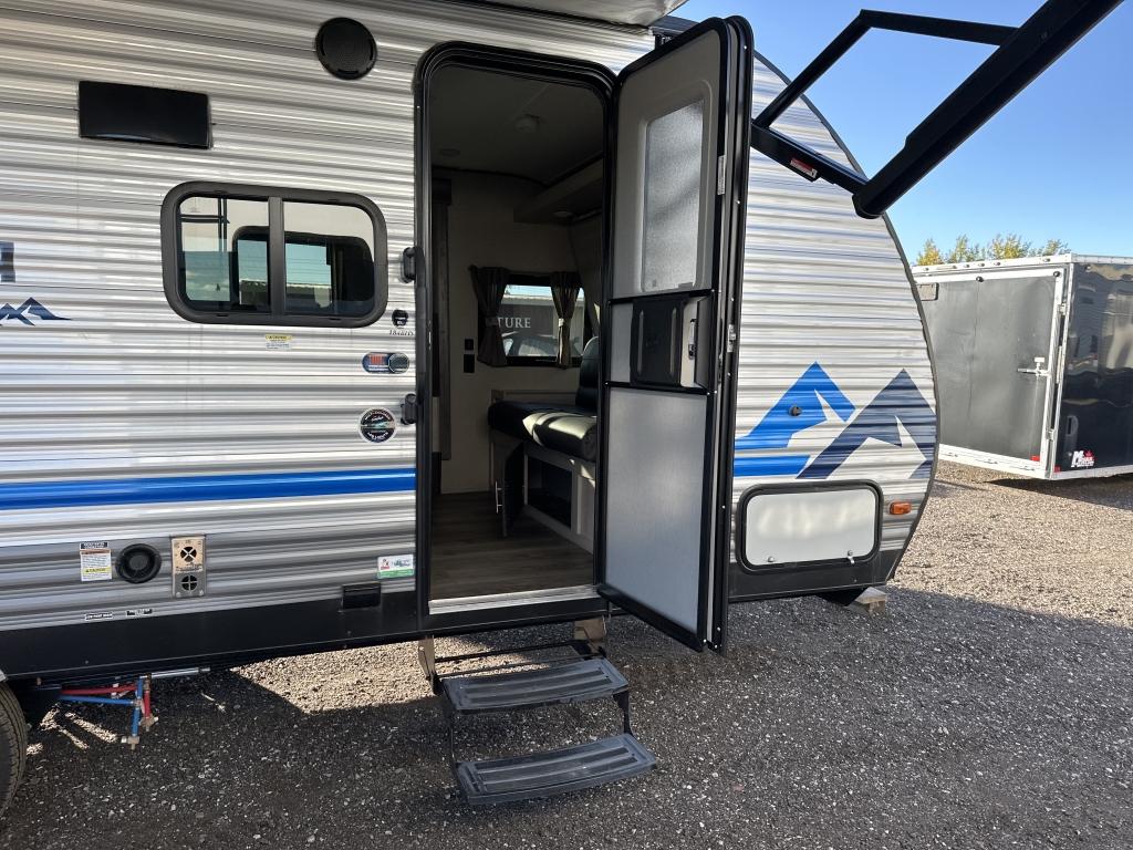 2022 Coachmen Catalina Summit 184bhs Camper