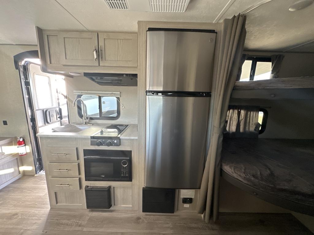 2022 Coachmen Catalina Summit 184bhs Camper