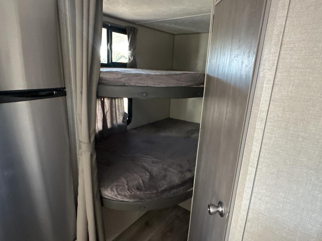 2022 Coachmen Catalina Summit 184bhs Camper