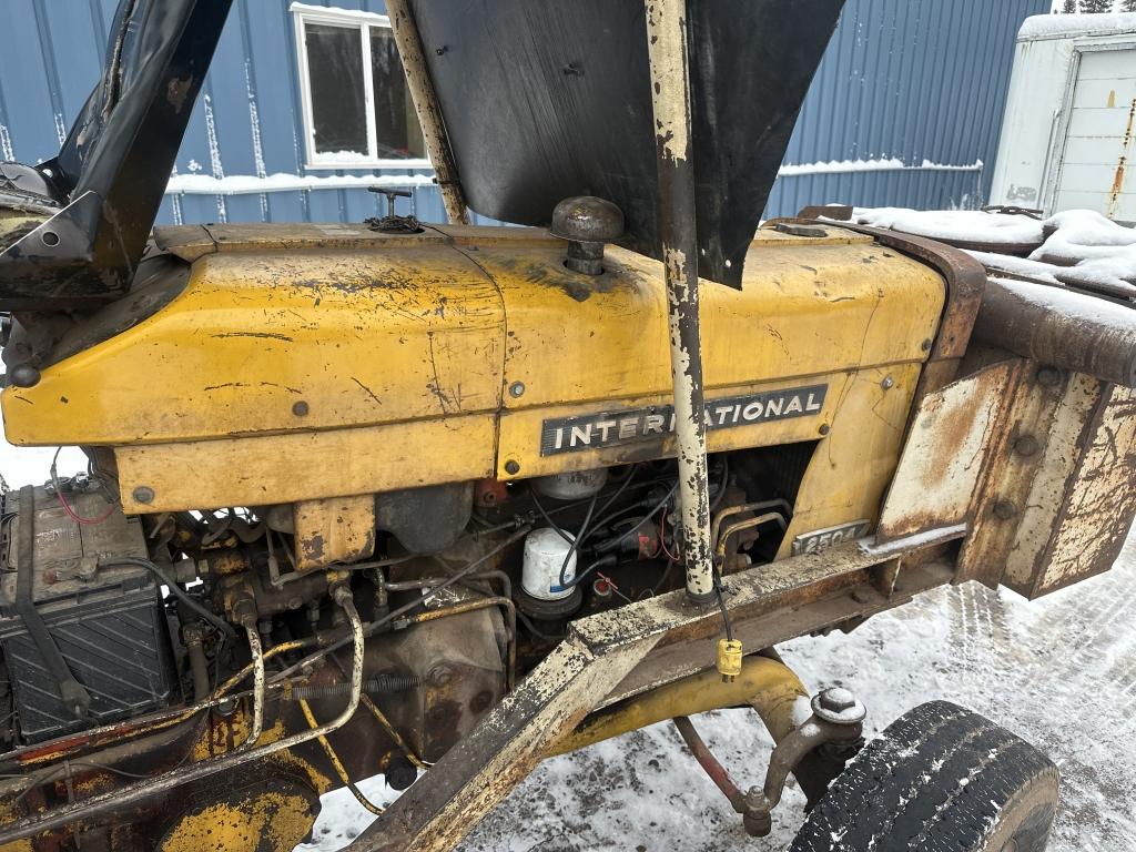 International 2402 Forklift
