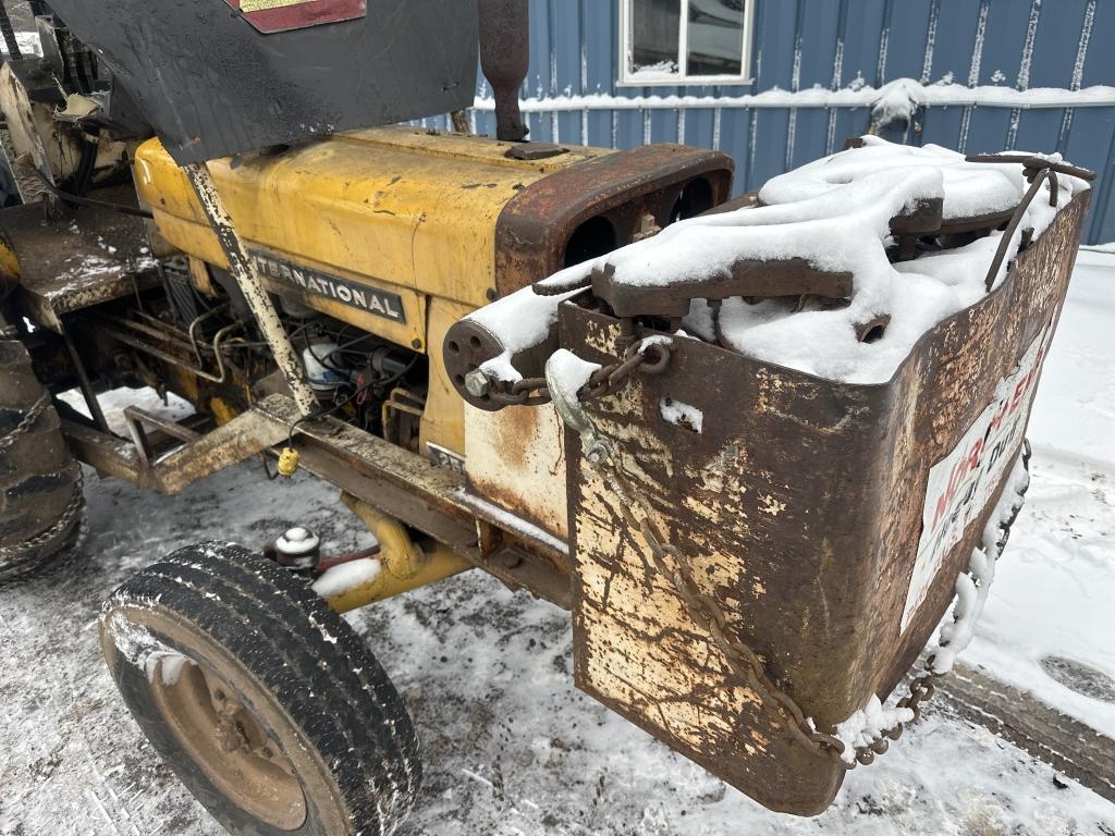 International 2402 Forklift