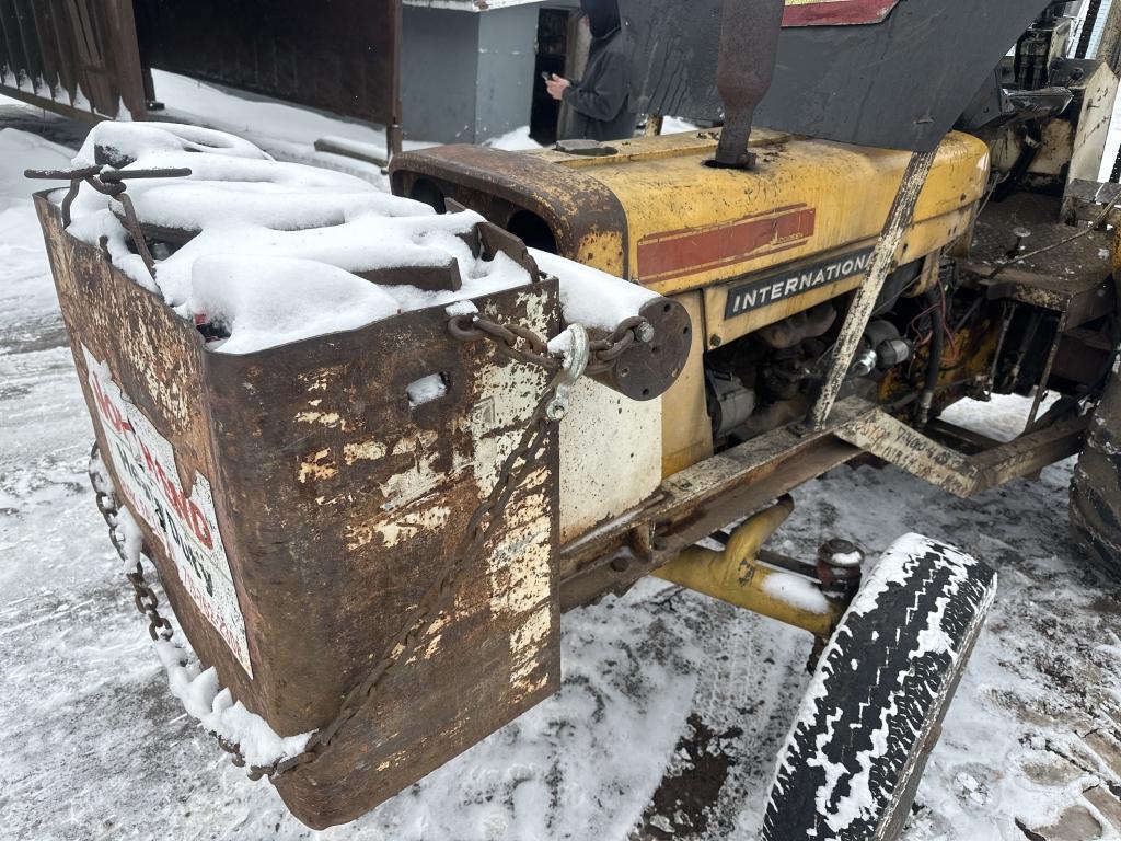 International 2402 Forklift