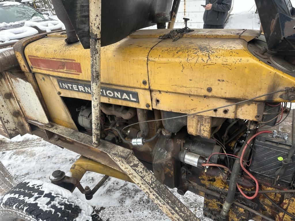 International 2402 Forklift
