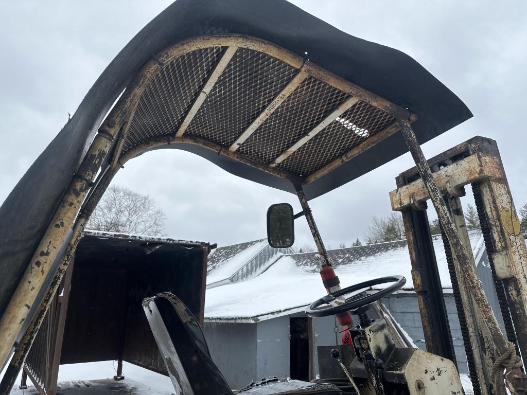 International 2402 Forklift