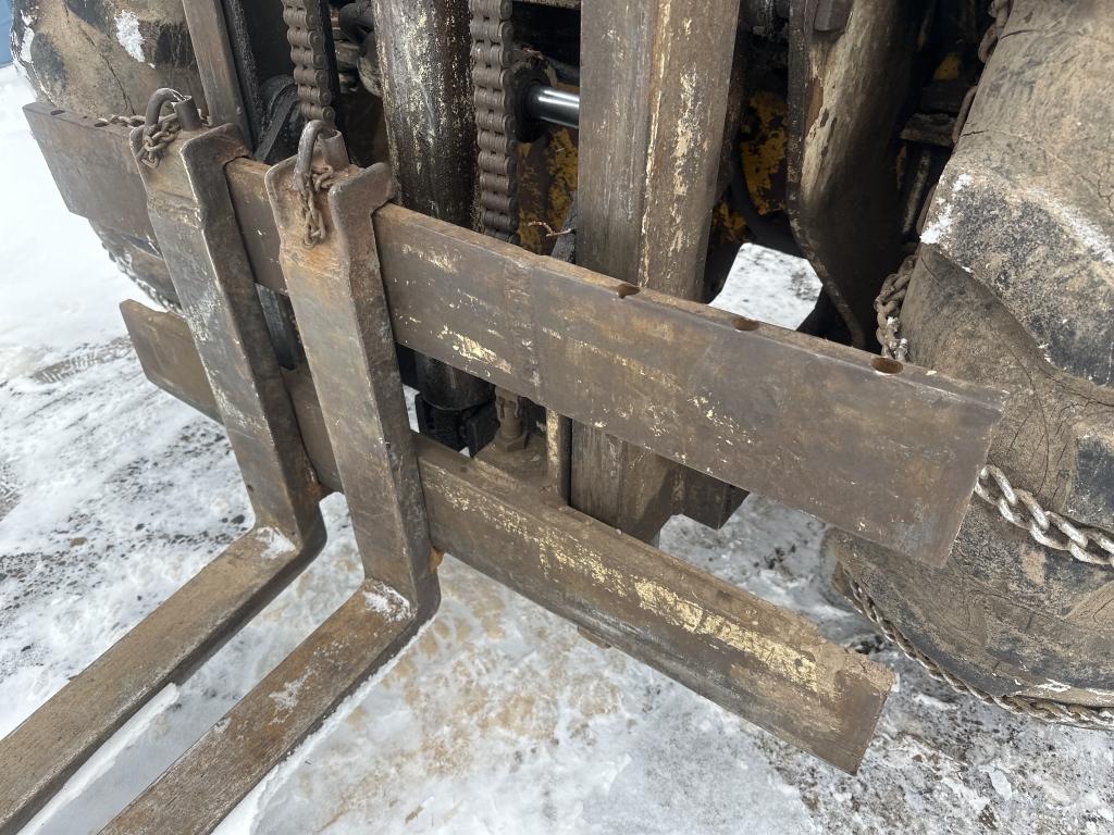 International 2402 Forklift