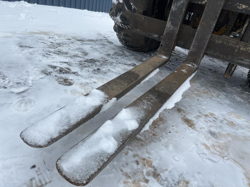 International 2402 Forklift