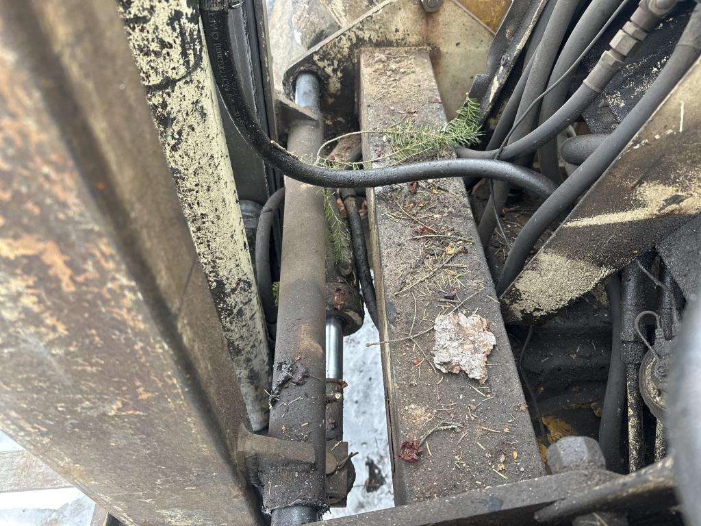 International 2402 Forklift