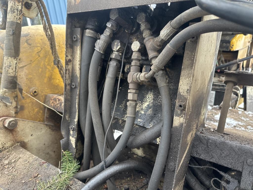 International 2402 Forklift