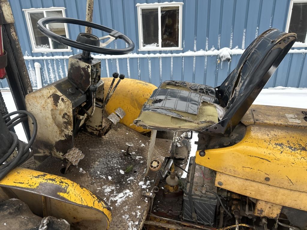 International 2402 Forklift