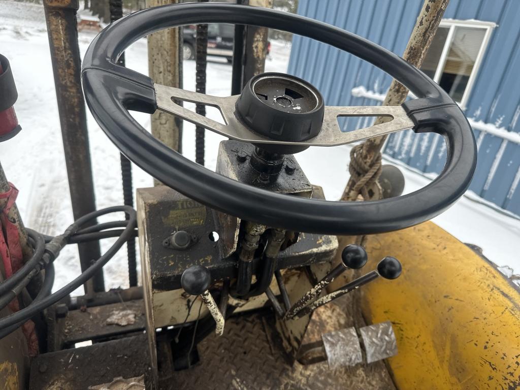 International 2402 Forklift
