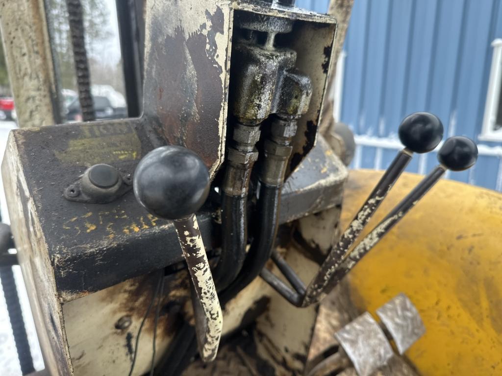 International 2402 Forklift