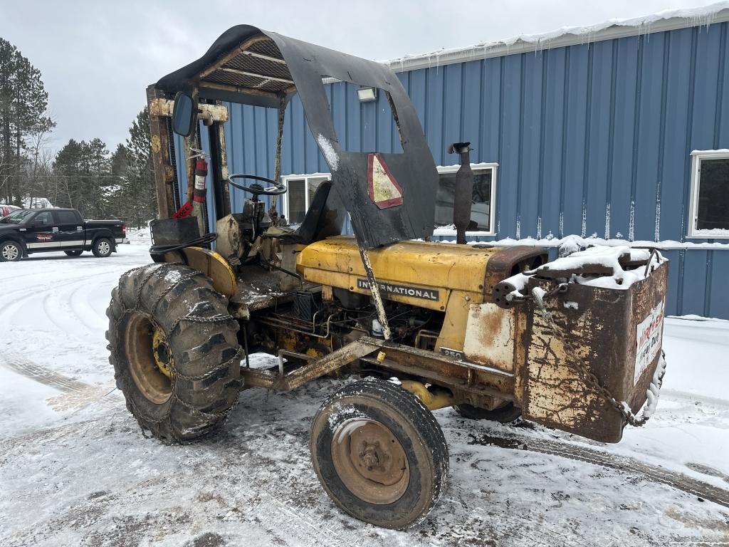International 2402 Forklift