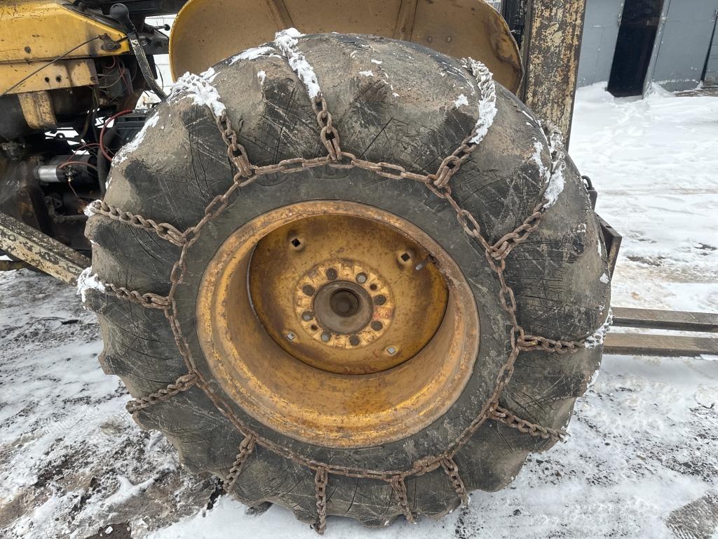 International 2402 Forklift