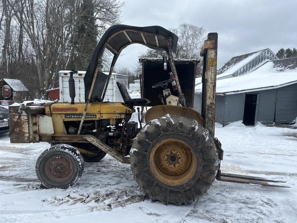 International 2402 Forklift