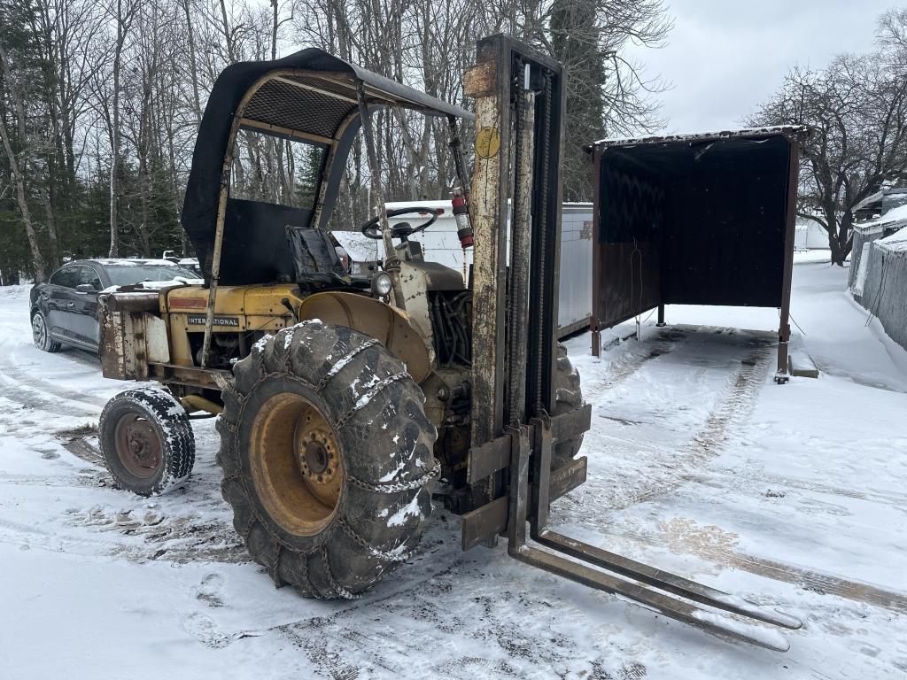 International 2402 Forklift