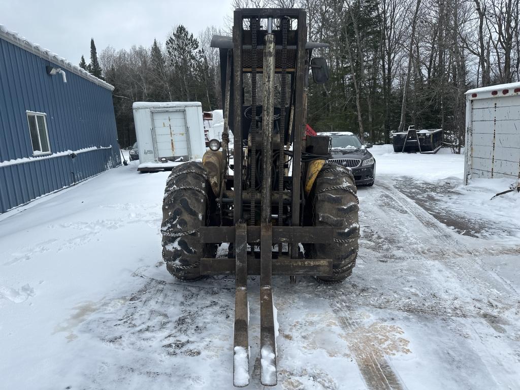 International 2402 Forklift