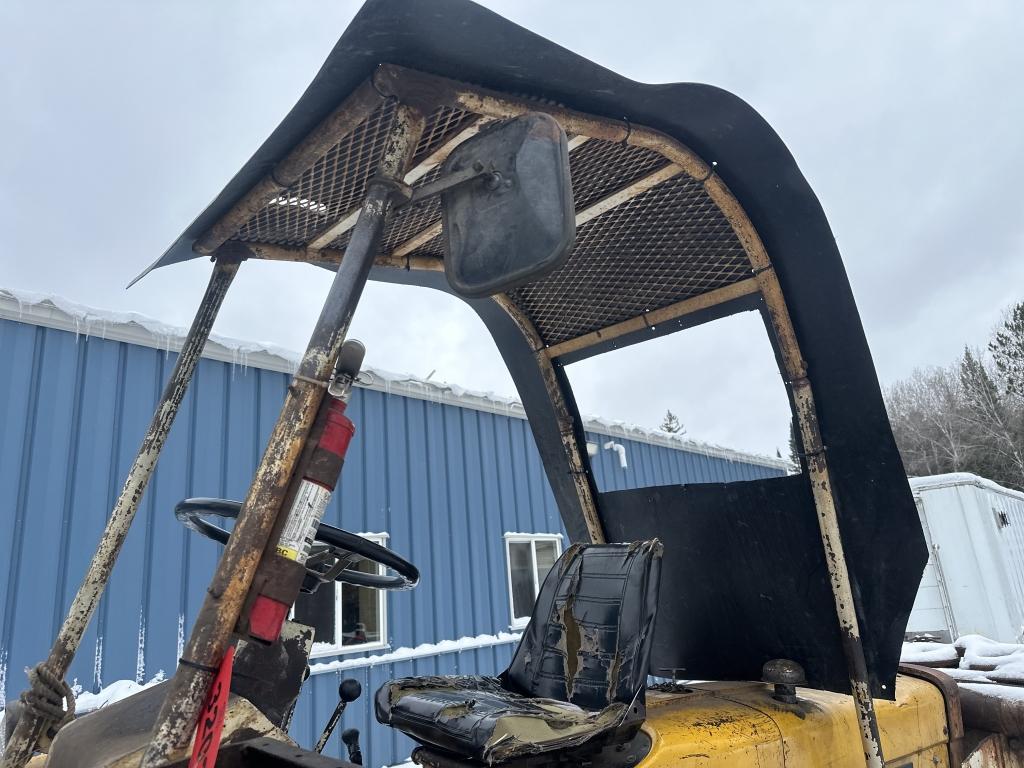 International 2402 Forklift