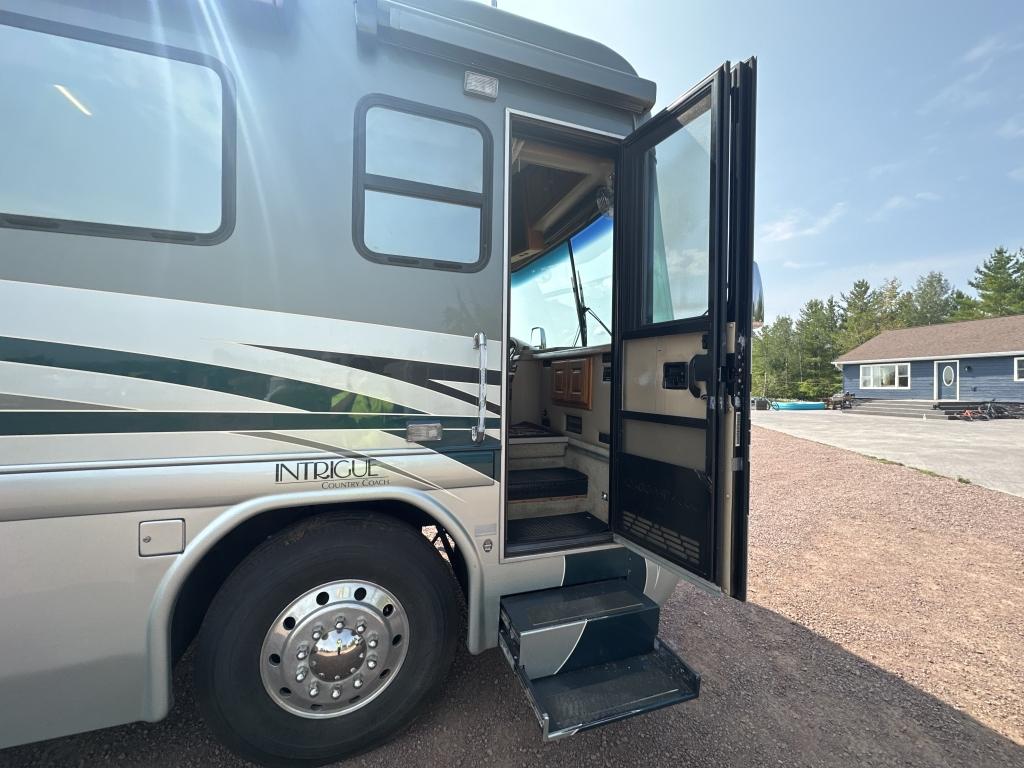 2004 Country Coach 42’ Intrigue Rv