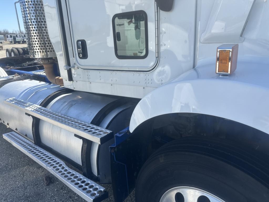 2014 Kenworth T800 Day Cab