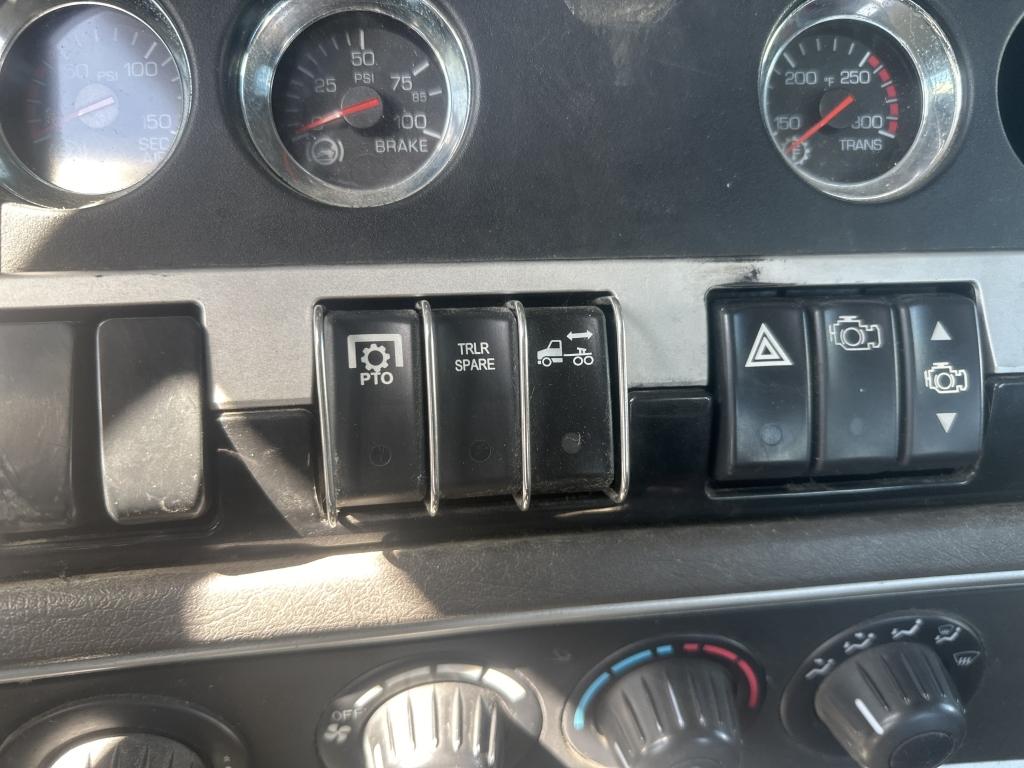 2014 Kenworth T800 Day Cab