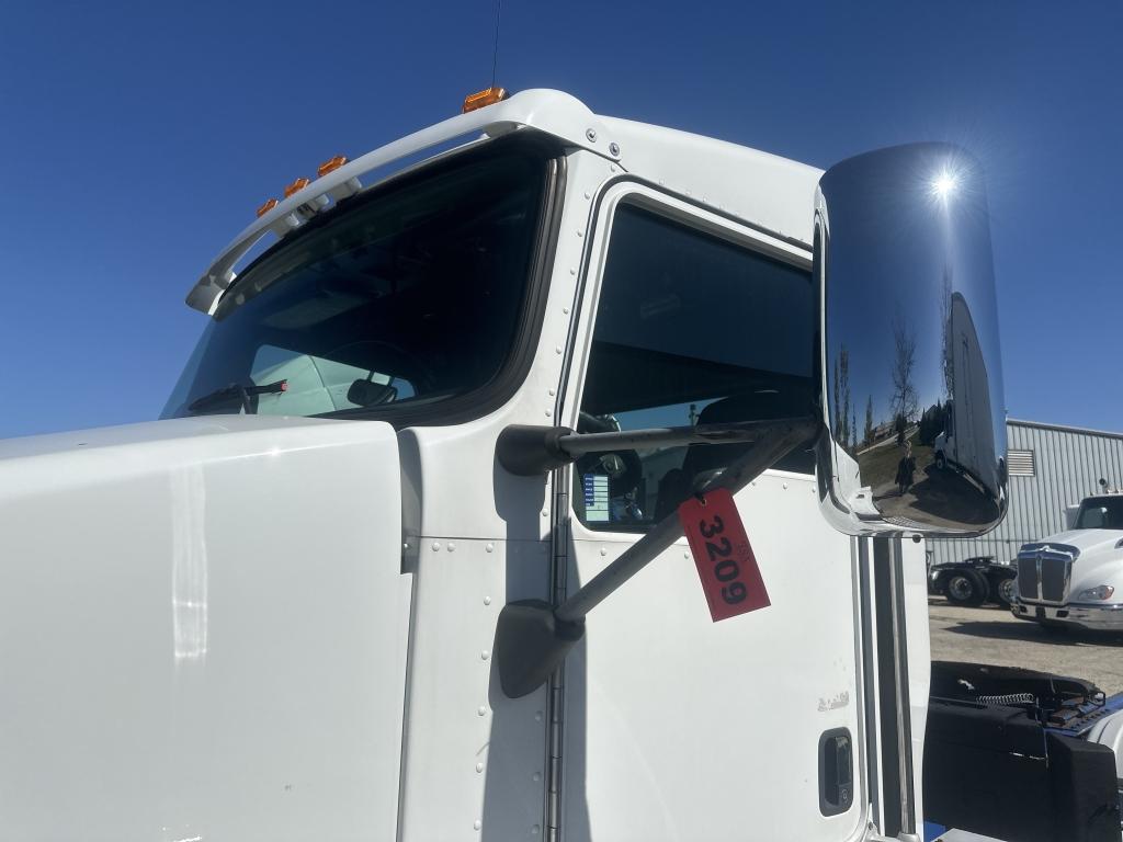 2014 Kenworth T800 Day Cab
