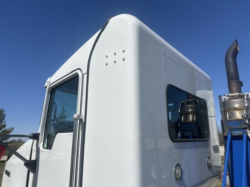 2014 Kenworth T800 Day Cab