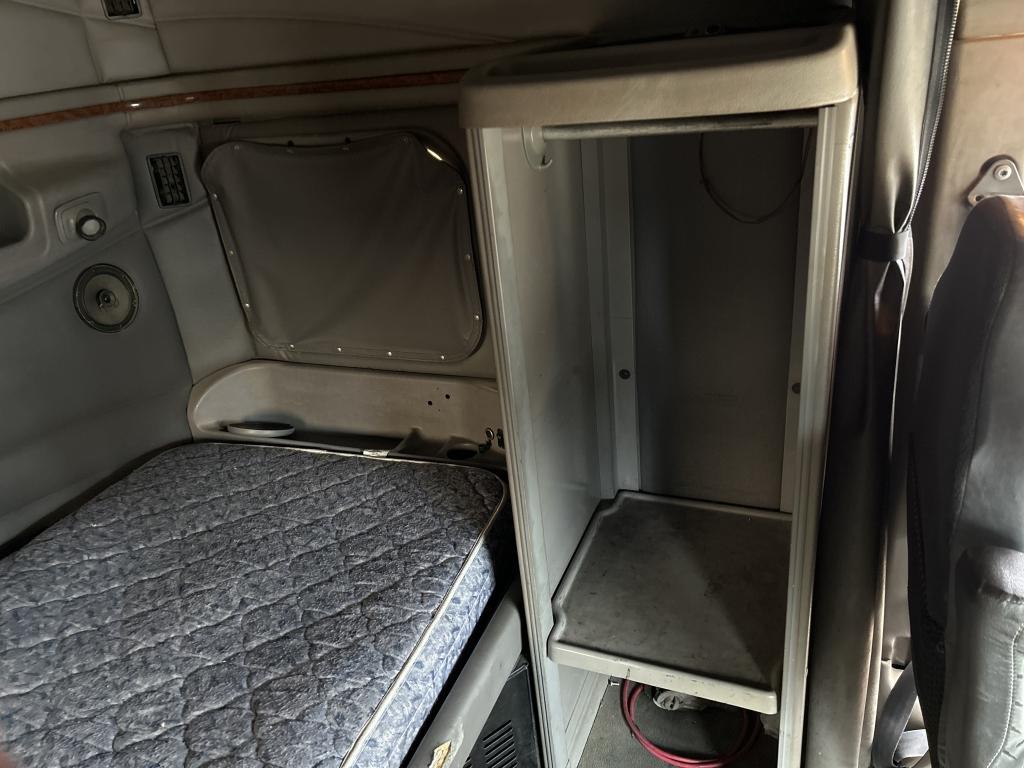 2003 Peterbilt 387 Sleeper Cab Truck Tractor