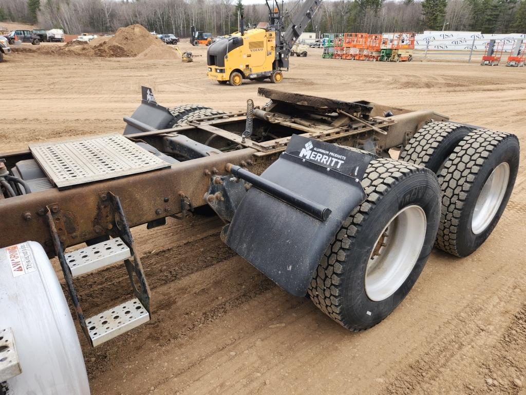 2005 Freightliner Day Cab