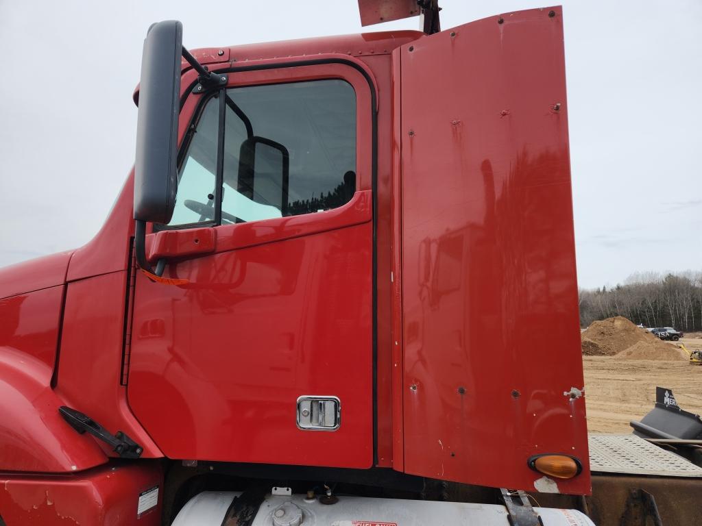 2005 Freightliner Day Cab